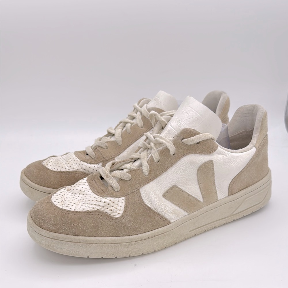 Veja - men’s White & Tan lace up Sneakers suede & leather shoes size 11.5
